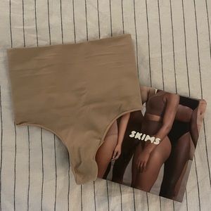 SKIMS Core Contour Thong